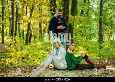 Giovani amici con umore autunnale. Autunno e foglie sogni di caduta. Godendo gli studenti del fine settimana insieme. Persone in background autunno. Viaggi in autunno Foto Stock