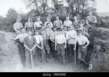 Un ufficiale e lavora parte della Royal Artillery con attrezzature di scavo in un pozzo di armi. Foto Stock