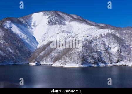 Paesaggio innevato del lago Kuzuryu Foto Stock