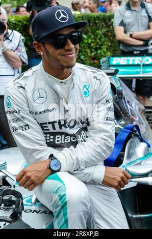 Lewis Hamilton, pilota del Gran Premio di Formula 1 Mercedes al Goodwood Festival of Speed. Seduto in macchina Foto Stock