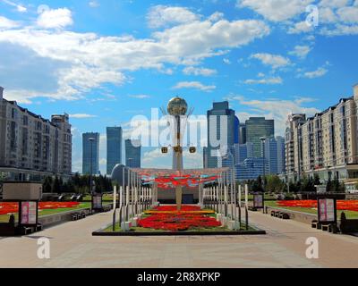 Bayterek Tower, letti e decorazioni con fiori Nurzhol Bulvar. Kazakistan Astana EXPO 2017 Foto Stock