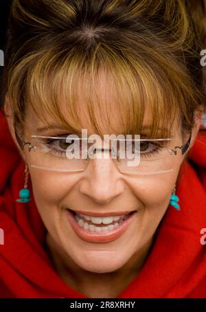 Il governatore dell'Alaska ed ex candidata alla vicepresidenza degli Stati Uniti Sarah Palin sorride durante un picnic a Wasilla, Alaska. Foto Stock