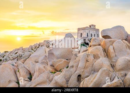 L'antico faro al tramonto sulla penisola di Capo testa, Sardegna, Italia Foto Stock