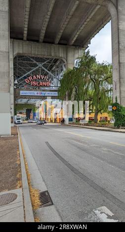 Ingresso a Granville Island, nel centro di Vancouver, British Columbia, Canada, sotto una struttura stradale in cemento. Foto Stock