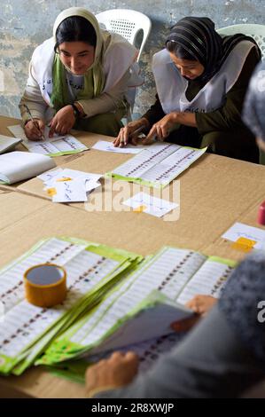 Le donne afgane poll lavoratori scrutini del conteggio del 2009 le elezioni presidenziali e parlamentari a Mazar-i Sharif, Afghanistan Foto Stock