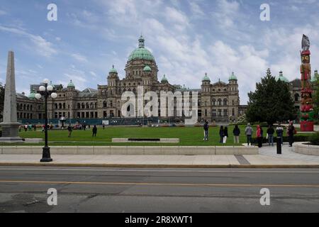 Edifici governativi, memoriale e palo totemico a Victoria, sull'Isola Victoria, Columbia Britannica, Canada Foto Stock