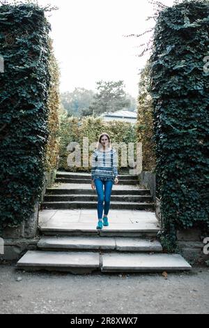 Giovane turista cammina per le strade di Salisburgo in Austria Foto Stock