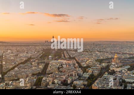 Skyline di Parigi con Torre Eiffel e la Defense, Parigi, Francia Foto Stock
