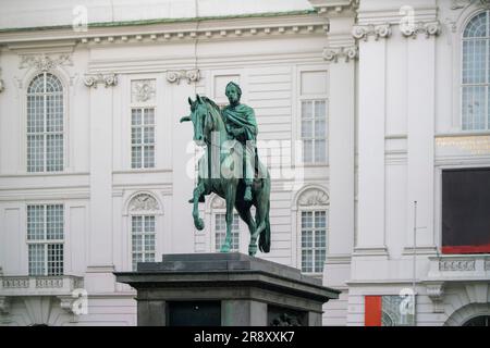 Statua del Kaiser Giuseppe II con Biblioteca Nazionale austriaca, Vienna Foto Stock