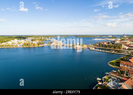 Vista aerea della città di Vastervik con il porto e la città vecchia, Svezia Foto Stock