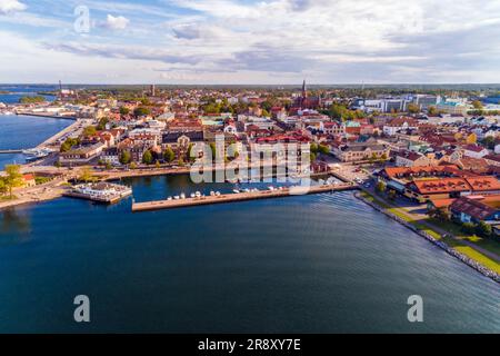 Vista aerea della città di Vastervik con il porto e la città vecchia, Svezia Foto Stock