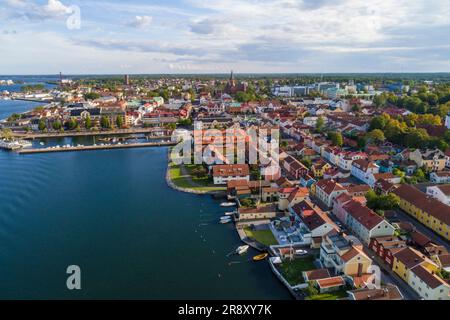 Vista aerea della città di Vastervik con il porto e la città vecchia, Svezia Foto Stock
