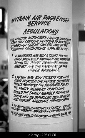 Segnaletica degli anni '1970 all'aeroporto di Gatwick. Freddie Laker lanciò Skytrain, il volo inaugurale ebbe luogo il 26 settembre 1977. Si trattava di un servizio giornaliero economico e senza fronzoli tra Londra Gatwick e JFK a New York. Foto Stock