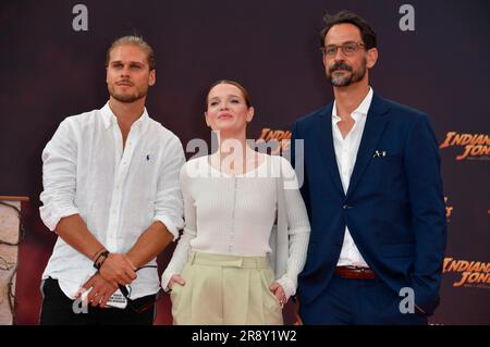 Rurik Gislason, Karoline Herfurth e Christopher Doll bei der Premiere des Kinofilms "Indiana Jones and the Dial of Destiny / Indiana Jones und das Rad des Schicksals' im Zoo Palast. Berlino, 22.06.2023 Foto Stock