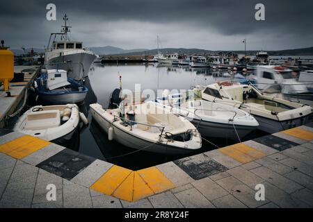 Porto Sardegna Golfo Aranci Mar Mediterraneo, barche, nuvole scure, tempesta Foto Stock