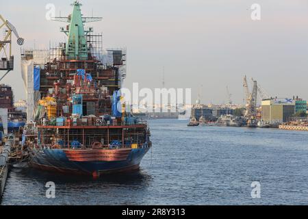 Rompighiaccio russo Arktika (Арктика), i rompighiaccio nucleari più grandi e potenti al mondo in costruzione, Baltic Shipyard, San Pietroburgo Foto Stock