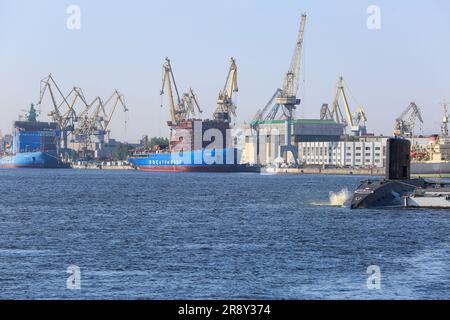 Sottomarino d'attacco russo RFS Dmitrov (B-806), rompighiaccio Arktika (Арктика) e Sibir (Сибирь), il più grande rompighiaccio nucleare del mondo, San Pietroburgo Foto Stock