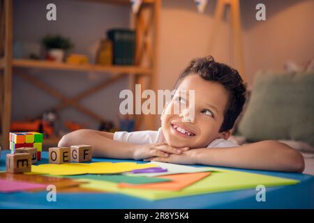 Foto di una graziosa scrivania per bambini in una comoda sala giochi che pensa a un weekend da sogno con papà divorziato dalla famiglia Foto Stock