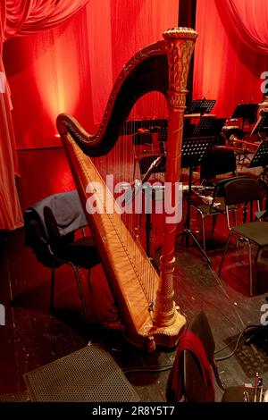 Immagine di un'arpa con strumento musicale sul palco del teatro durante l'intervallo Foto Stock