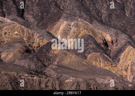 Primo piano della Paleta del Pintor, variopinta catena montuosa di Maimará, Jujuy, Argentina, viaggiando ed esplorando il Sud America Foto Stock