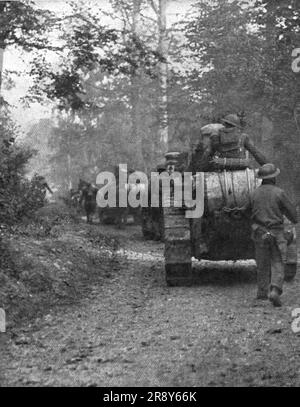 ''EN Argonne; le Departure des chars d'assaut americain pour l'attaque dans la foret', 1918. Da "l'album de la Guerre 1914-1919, volume 2" [l'Illustration, Paris, 1924]. Foto Stock