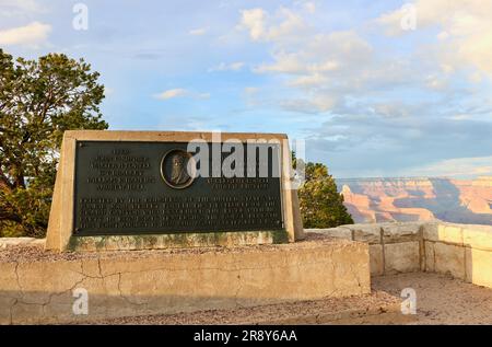 Targa commemorativa al geologo maggiore John Wesley Powell per primo a navigare il fiume Colorado attraverso il Grand Canyon Arizona USA 17 agosto 1869 Foto Stock