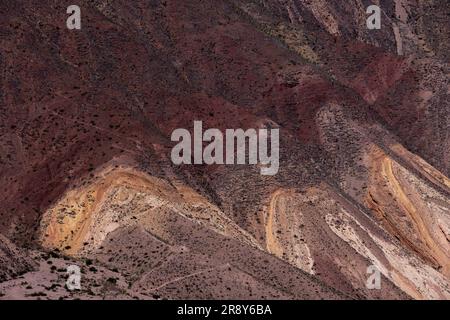 Primo piano della Paleta del Pintor, variopinta catena montuosa di Maimará, Jujuy, Argentina, viaggiando ed esplorando il Sud America Foto Stock