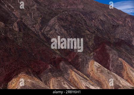 Primo piano della Paleta del Pintor, variopinta catena montuosa di Maimará, Jujuy, Argentina, viaggiando ed esplorando il Sud America Foto Stock