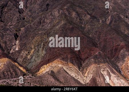 Primo piano della Paleta del Pintor, variopinta catena montuosa di Maimará, Jujuy, Argentina, viaggiando ed esplorando il Sud America Foto Stock