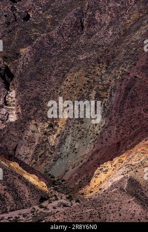 Primo piano della Paleta del Pintor, variopinta catena montuosa di Maimará, Jujuy, Argentina, viaggiando ed esplorando il Sud America Foto Stock