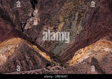 Primo piano della Paleta del Pintor, variopinta catena montuosa di Maimará, Jujuy, Argentina, viaggiando ed esplorando il Sud America Foto Stock