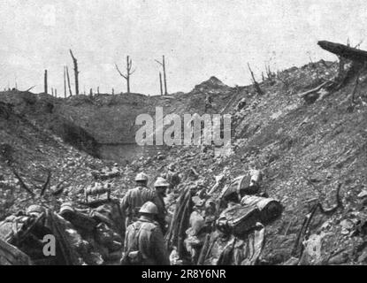 Episodes de la bataille de Verdun; la derniere phase de la Resistance du Fort de Vaux. Fosse de la batterie-redoute, a 400 metri en arriere du fort ou etait le poste de Commandement', 1916. Da "Collection de la Guerre IV L'Illustration Tome CXLVIII. La Guerre Juillet, Aout, Septembre, Octobre, novembre, Decembre 1916". Foto Stock