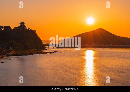 Castello di Inuyama e tramonto Foto Stock