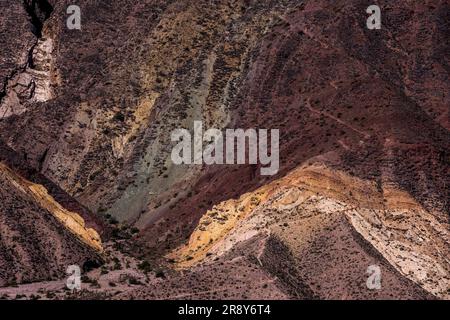 Primo piano della Paleta del Pintor, variopinta catena montuosa di Maimará, Jujuy, Argentina, viaggiando ed esplorando il Sud America Foto Stock