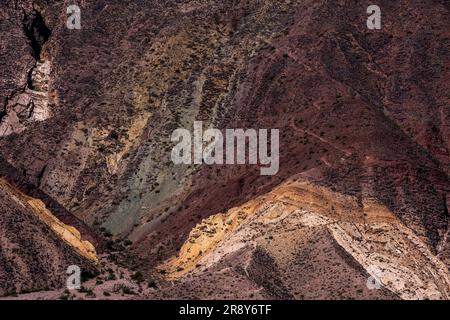 Primo piano della Paleta del Pintor, variopinta catena montuosa di Maimará, Jujuy, Argentina, viaggiando ed esplorando il Sud America Foto Stock