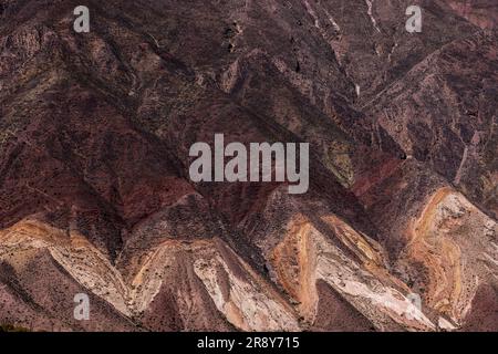 Primo piano della Paleta del Pintor, variopinta catena montuosa di Maimará, Jujuy, Argentina, viaggiando ed esplorando il Sud America Foto Stock