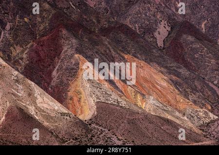 Primo piano della Paleta del Pintor, variopinta catena montuosa di Maimará, Jujuy, Argentina, viaggiando ed esplorando il Sud America Foto Stock