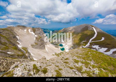 Monte Redentore e lago di Pilato (Italia) - la vetta paesaggistica della catena dei Sibillini, regioni Umbria e Marche. Uno dei picchi più alti dell'Appennino Foto Stock