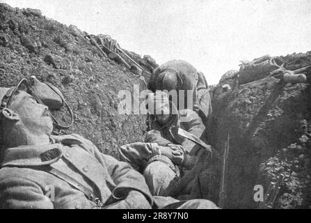 "Ceux de Douaumont; le sommeil des sapeurs: pour preparer l'attaque du 22, ils ont travaille pendant toute la nuit du 20 au 21 a creuser cette tranchee, qui leur sert d'abri pendant la journee de repos du 21, et qui servira le lendemain de tranchee de departure a la vague d'assaut, 1916. Da "Collection de la Guerre IV L'Illustration Tome CXLVIII. La Guerre Juillet, Aout, Septembre, Octobre, novembre, Decembre 1916". Foto Stock