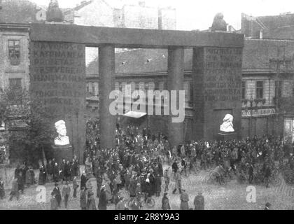 "La Nouvelle Europe; le regime communiste a Budapest; un Arc de triomphe, Place Andrassy, le 1er mai 1919; le pilier de gauche porte, en hongrois, cette dichiarazione: " Le soldat rouge ne combat pas contre ses freres proletaires, mais contre les capitalistes de la ligue des Nations"; Et le pilier de droite: Detruisez le capital pour que, sur ses ruines, nous Elevions la societe mondiale communiste. " Dix-huit Millions de roubles furent depenses a Budapest pour les decorations "rouges" de cette journee', 1919. Da "l'album de la Guerre 1914-1919, volume 2&quo Foto Stock