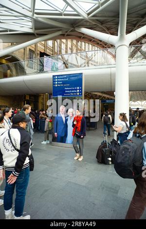 Un ritratto a grandezza naturale di re Carlo III e della regina Camilla alla stazione di Kings Cross durante il fine settimana delle festività dell'incoronazione Foto Stock