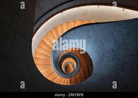 Hong Kong, Cina - aprile 2023: Scalinata moderna, scale in cemento armato e pavimento in legno al Museo D'ARTE Tai Kwun Foto Stock