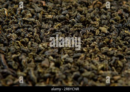 Foglia di tè. Carta da parati Black Dry Tea. Mescolare le foglie di tè nero e verde. Primo piano, Macro. Vista dall'alto. Trama. Full frame. Copia spazio. Tè secco. Dar Foto Stock