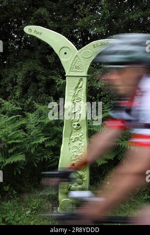 Un ciclista supera un cartello sulla pista ciclabile da York a Selby, lungo una linea ferroviaria in disuso. (Anche parte della pista ciclabile del sistema solare York.) Foto Stock