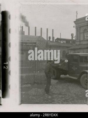 Il fotografo delle SS Cantzler ha catturato la cruda realtà della Russia nel 1943. Le immagini raffigurano un cantiere navale, una fabbrica distrutta, una fonderia, uno schwimmwagen, un'artiglieria pesante, Panzer accompagnati da fanteria (tra cui carri armati Tiger i e StuG), una squadra di cecchini e intime ritratti di soldati Foto Stock