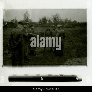 Il fotografo delle SS Damher, Holland 1944 assassinò il personale militare tedesco con un'auto, il ritratto del soldato, il carro armato Panther, un gruppo di alti ufficiali con una mappa. Immagini che illustrano le attività in prima linea delle unità Waffen-SS . Foto Stock