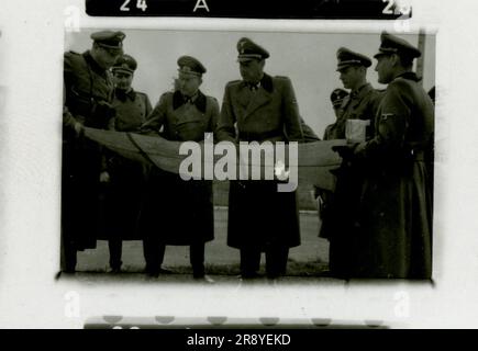 Il fotografo delle SS Damher, Holland 1944 assassinò il personale militare tedesco con un'auto, il ritratto del soldato, il carro armato Panther, un gruppo di alti ufficiali con una mappa. Immagini che illustrano le attività in prima linea delle unità Waffen-SS . Foto Stock