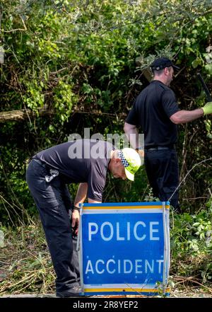 Newhaven, East Sussex, Regno Unito. 23 giugno 2023. Gli agenti di polizia del Sussex effettuano un'estesa ricerca in un'area arbustiva vicino al supermercato Sainsburys, The Drive Newhaven. La polizia del Sussex ha confermato di aver localizzato un telefono cellulare di Chloe Bashford che, insieme al marito Josh Bashford, è stato trovato morto nella loro casa di Newhaven il 9 giugno. Derek Martin, noto anche come Derek Glenn, rimane in custodia con l'accusa di omicidio. Crediti: Newspics UK South/Alamy Live News Foto Stock