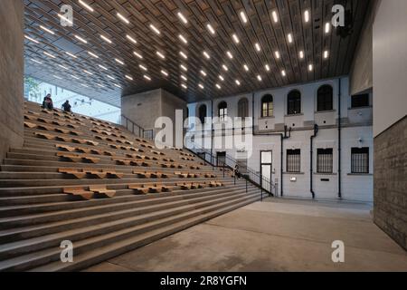 Hong Kong, Cina - aprile 2023: Scalini del JC Cube al Tai Kwun Centre for Heritage and Arts, ex prigione di Victoria e stazione centrale di polizia Foto Stock