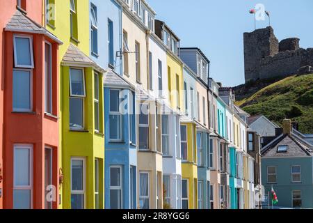 Case dipinte con colori a Marine Terrace, Criccieth, Gwynedd, Galles del Nord Foto Stock